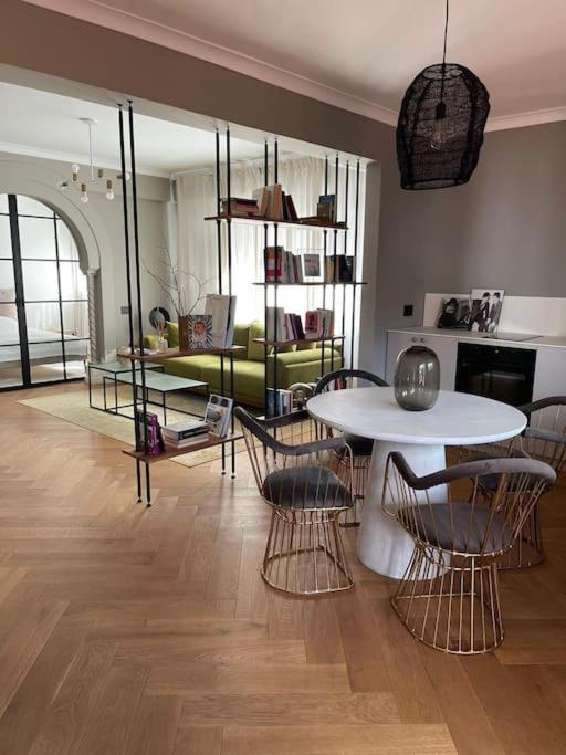 Stunning 1Bd Flat With 50M2 Terrace In The City Center Bukarest Exterior foto
